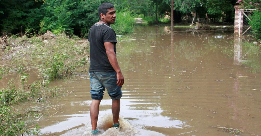 Imagen referencial de calles anegadas y ríos crecidos por las lluvias en la provincia de Córdoba.