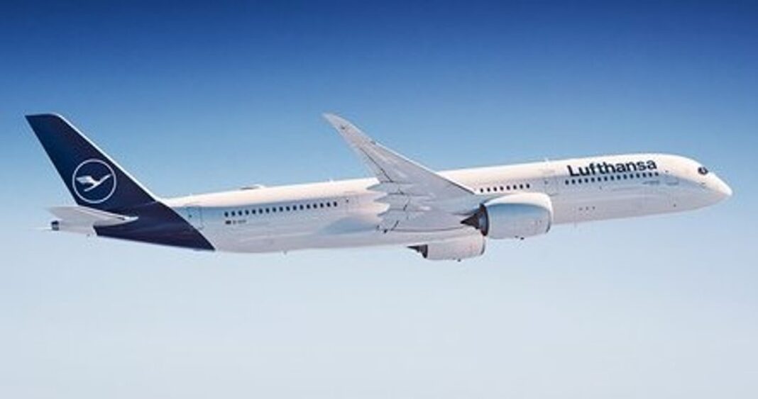 Avión de la aerolínea Lufthansa en un aeropuerto.
