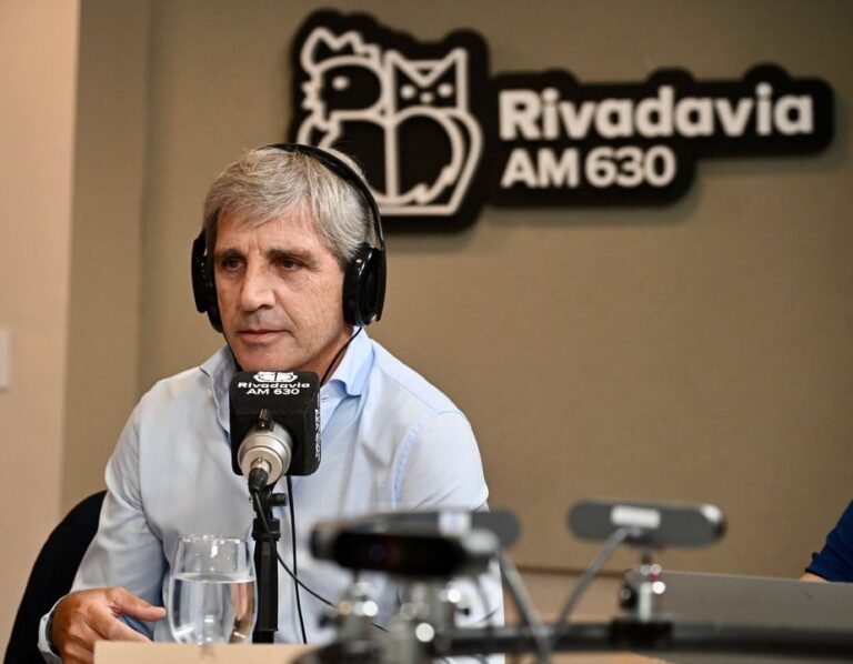 El ministro de Economía Luis Caputo durante una entrevista televisiva.