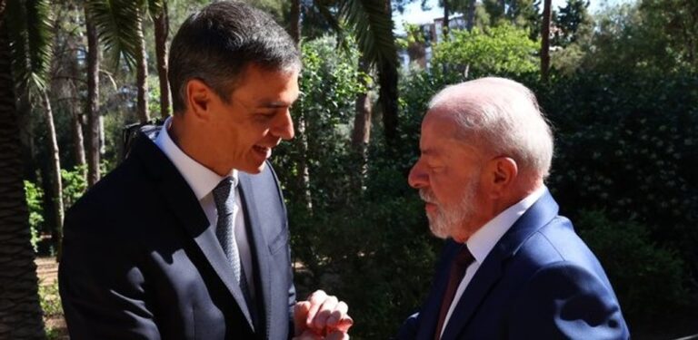 Los presidentes Lula da Silva y Pedro Sánchez se dan la mano durante la cumbre bilateral en el Palacio de Pedralbes, Barcelona.