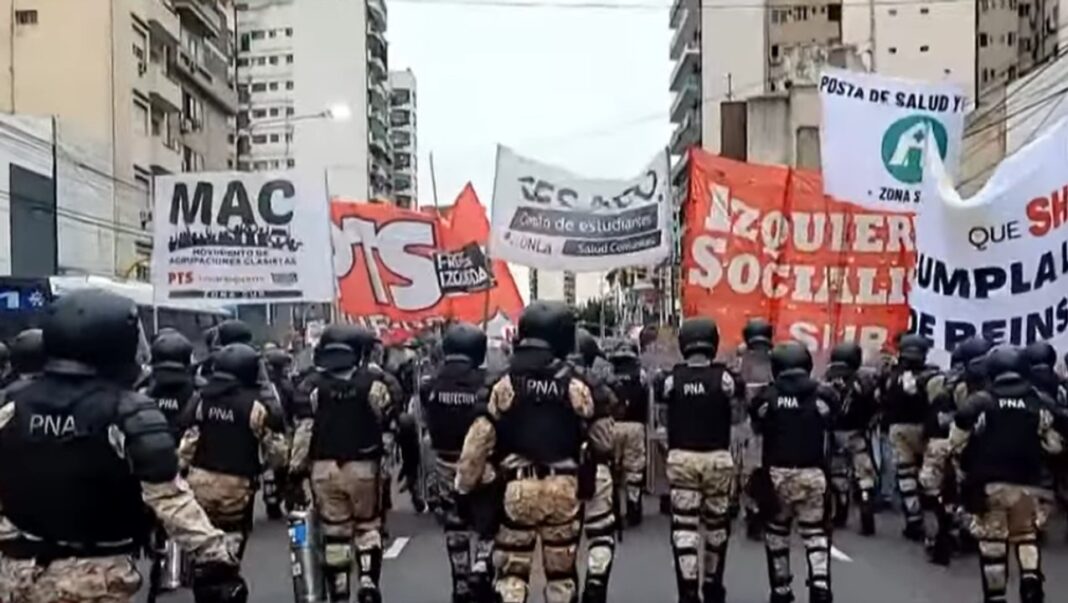 Manifestación de trabajadores bancarios y universitarios en Buenos Aires