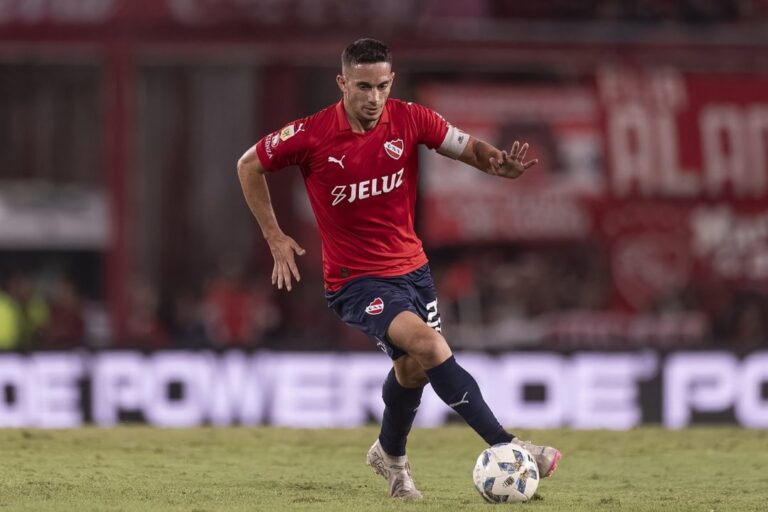 Iván Marcone de Independiente durante el partido contra Defensa y Justicia.
