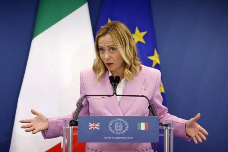 Giorgia Meloni junto al Papa Francisco en un encuentro oficial.