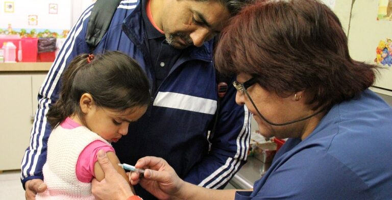 Padres y niños en un centro de vacunación en Mendoza