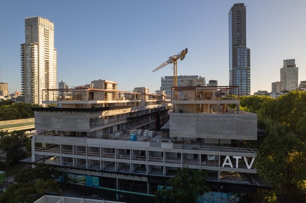 Gráfico de evolución de precios y mapa de Buenos Aires con zonas de interés inmobiliario.