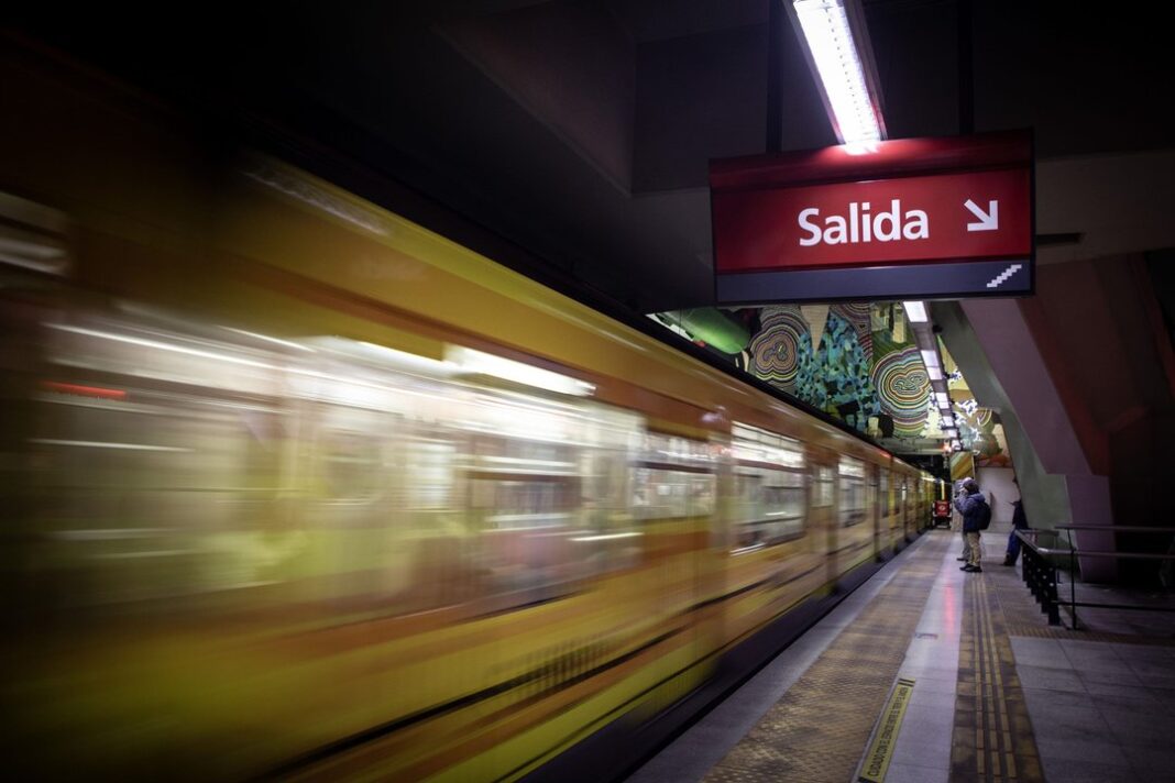 Metrodelegados levantando molinetes en la estación Federico Lacroze de la Línea B