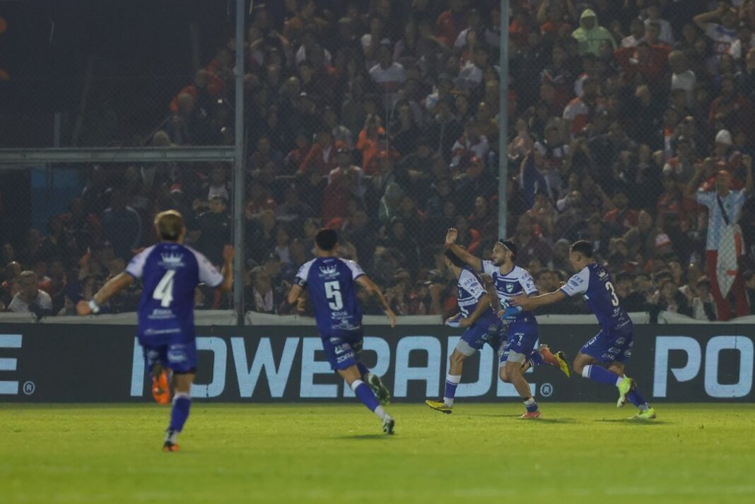 Jugadores de Midland celebran un gol durante el partido contra Deportivo Morón en la Copa Argentina.