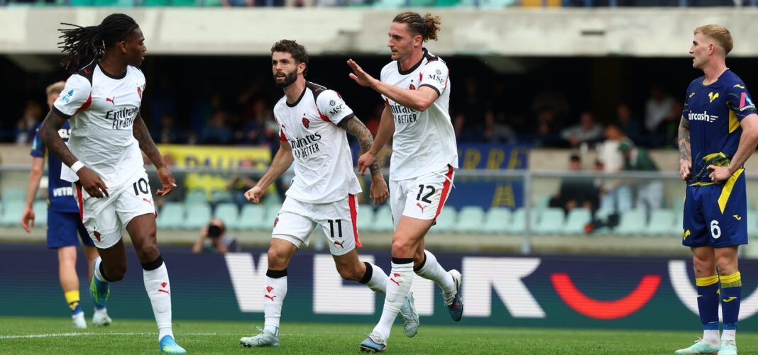 Jugadores del Milan celebrando el gol durante el partido contra el Hellas Verona en la Serie A.
