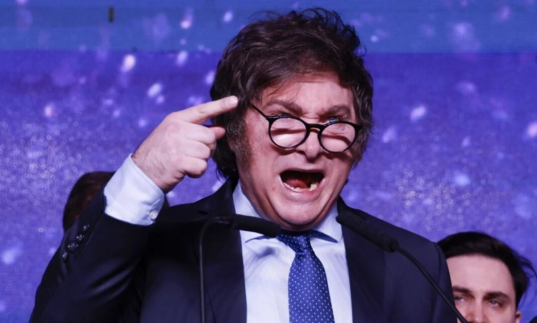 Javier Milei hablando en conferencia de prensa