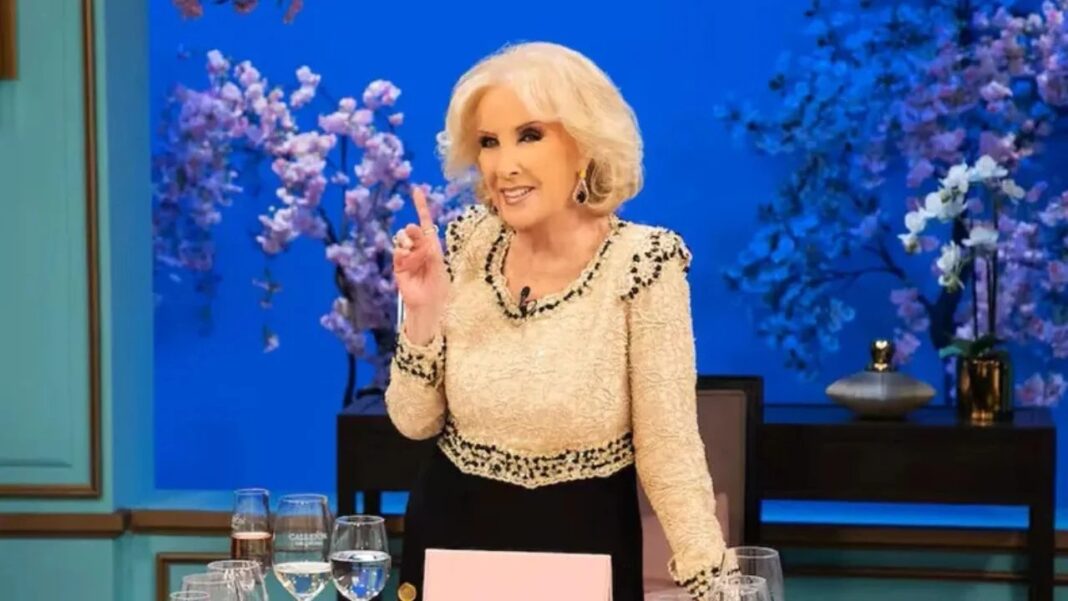 Mirtha Legrand con sus invitados en la mesa de su programa televisivo.