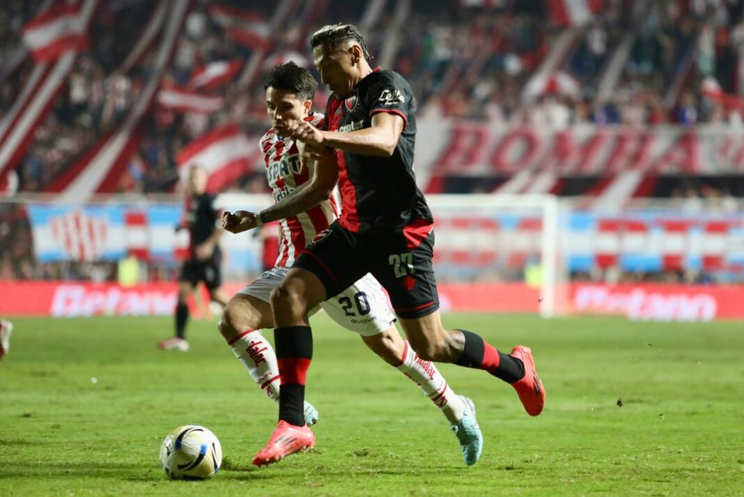 Jugadores de Newell's Old Boys celebrando un gol durante el partido contra Unión de Santa Fe en el estadio 15 de Abril.