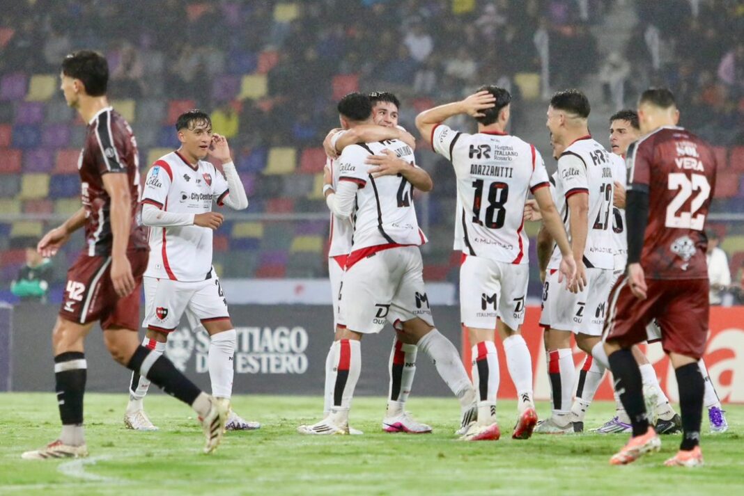 Jugadores de Newell's Old Boys celebran un gol durante el partido contra Central Córdoba en el estadio Madre de Ciudades.