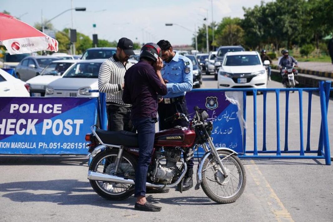 Bandera de Pakistán junto a banderas de Estados Unidos e Irán en una mesa de negociaciones