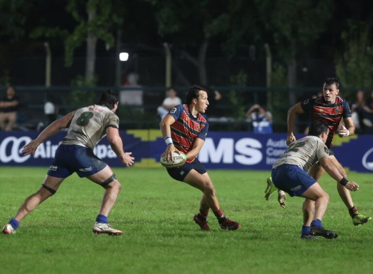 Jugadores de Pampas celebrando un try durante el partido contra Yacare XV en el CASI.
