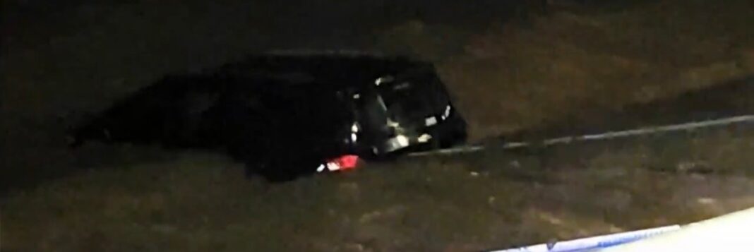 Operativo de rescate en la Costanera de Buenos Aires tras la caída de una camioneta al río.