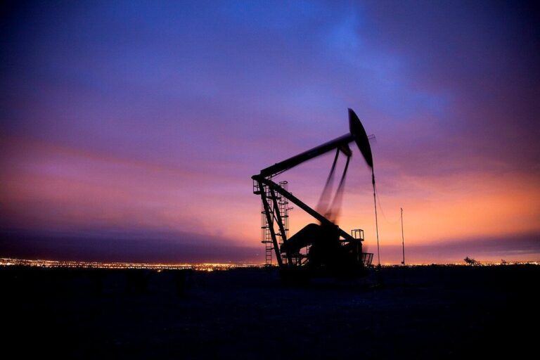 Gráfico que muestra la evolución al alza del precio del petróleo en una pantalla de trading.