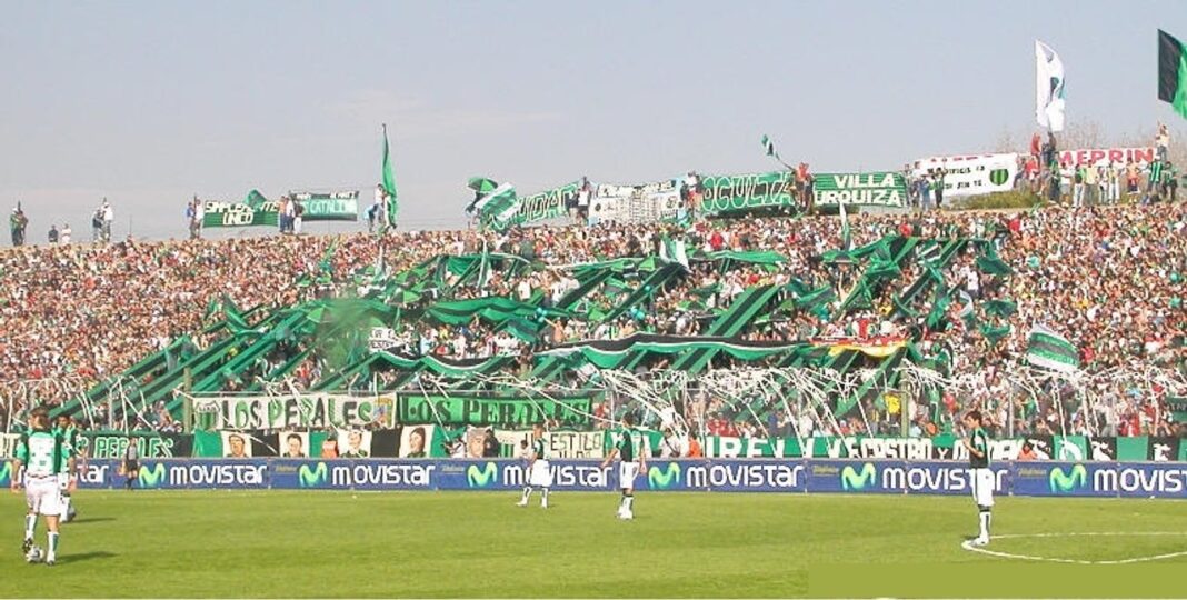Hinchas de fútbol en las tribunas de un estadio de la Primera Nacional