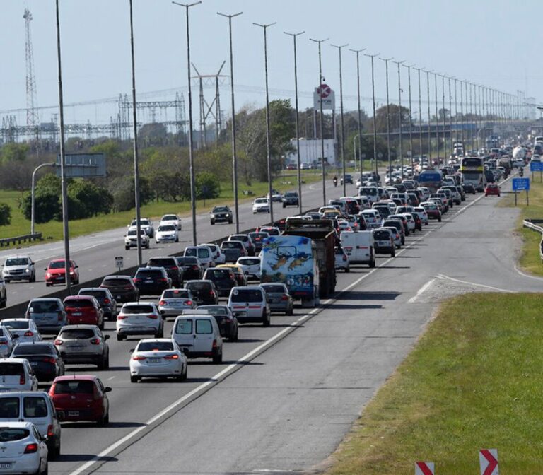 Vecinos manifestándose a la vera de la Ruta Nacional 2 en Mar del Plata, sosteniendo carteles con reclamos de seguridad vial.