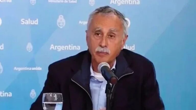 Documento del proyecto de ley sobre reforma de pensiones por invalidez sobre un escritorio.