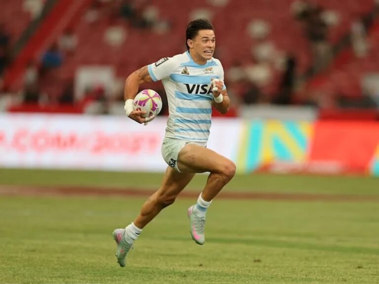 Los Pumas 7s celebran su victoria y clasificación a semifinales en el torneo de Hong Kong.