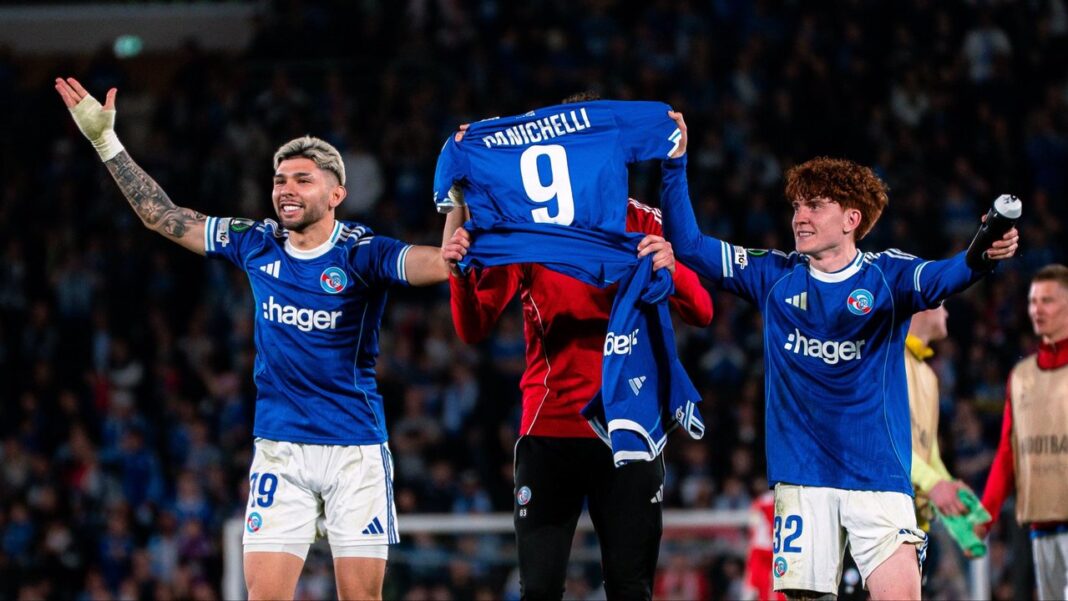 Jugadores de Racing Estrasburgo celebran un gol durante el partido ante Mainz en la Conference League.
