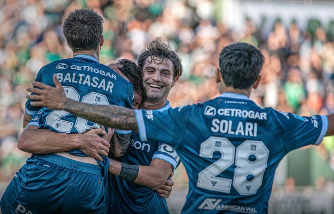 Jugadores de Racing Club en el campo de juego