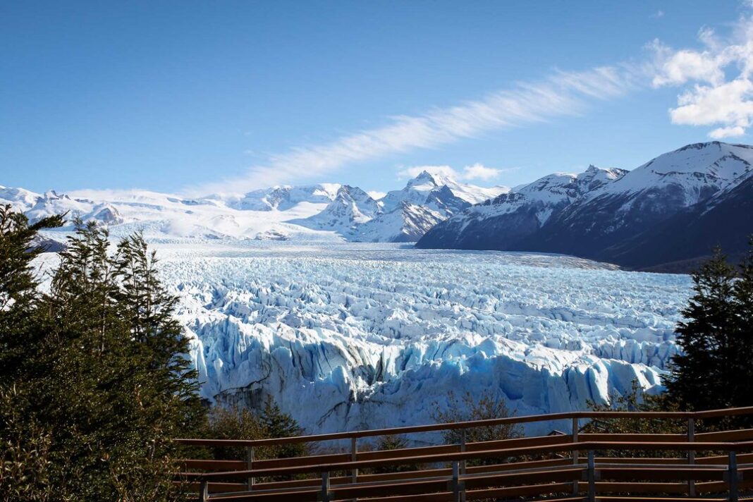 Ilustración de montañas y glaciares en la cordillera de los Andes.