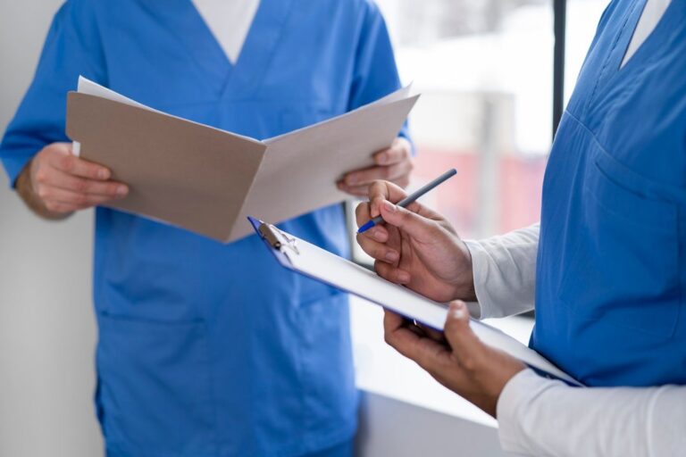 Médicos residentes en un hospital durante una jornada de trabajo