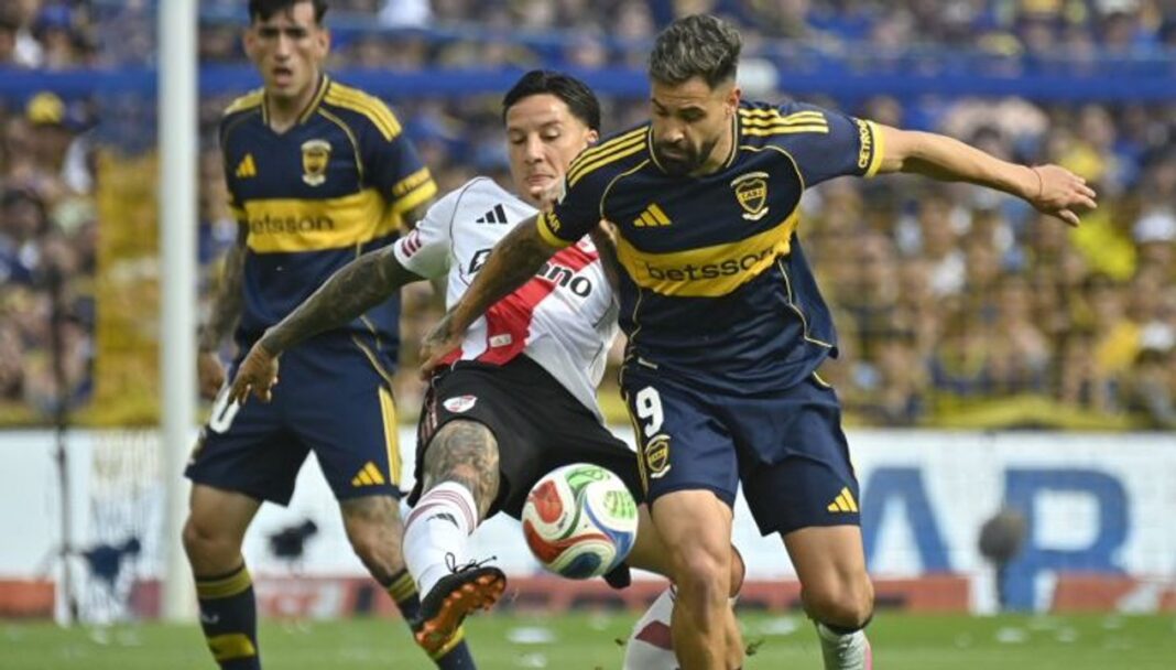 Los escudos de River Plate y Boca Juniors enfrentados, representando el Superclásico argentino.