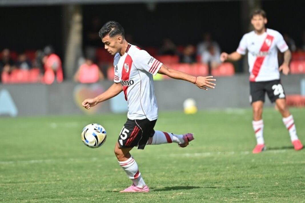 Fausto Vera, mediocampista de River Plate, durante un partido de fútbol.