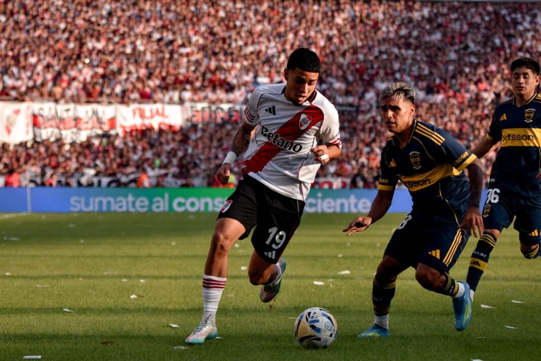 Jugadores de River Plate y Boca Juniors durante el Superclásico en el Estadio Monumental.