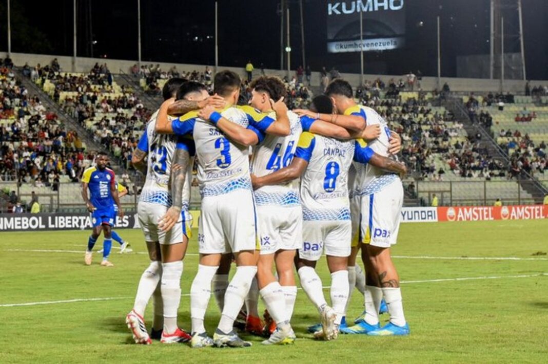 Jugadores de Rosario Central celebrando un gol en el estadio Olímpico de Caracas