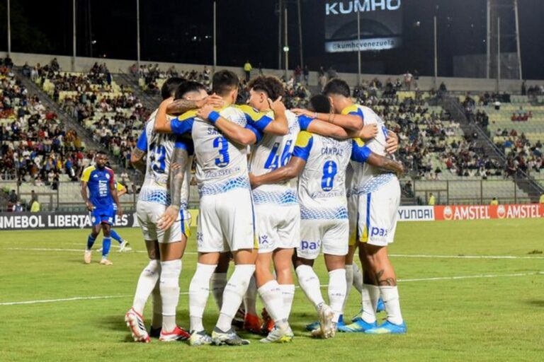 Jugadores de Rosario Central celebrando un gol en el estadio Olímpico de Caracas