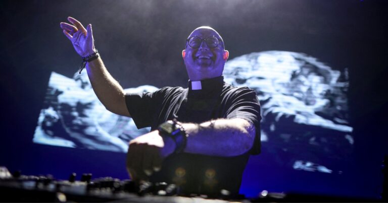 El Padre Guilherme Peixoto, conocido como el Papa DJ, durante una de sus presentaciones musicales.