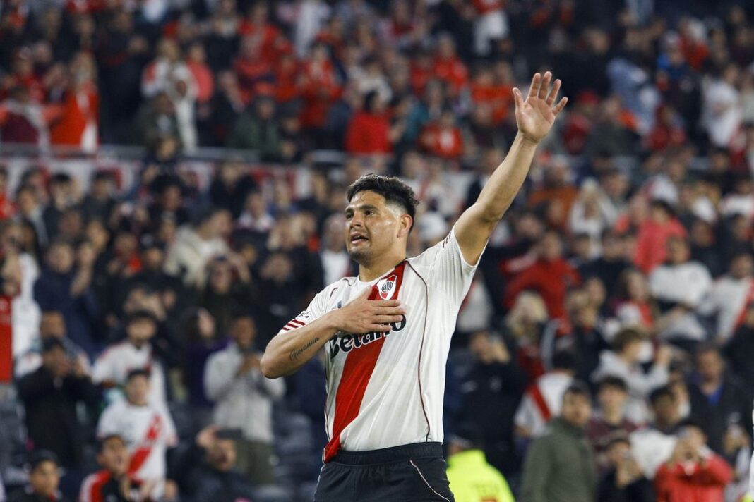 Maximiliano Salas de River Plate rematando al arco en el Superclásico ante Boca Juniors.