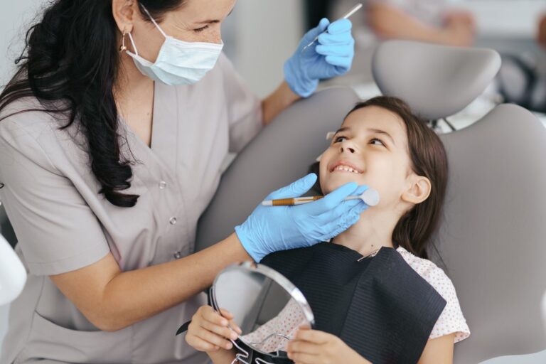 Niño cepillándose los dientes con supervisión de un adulto