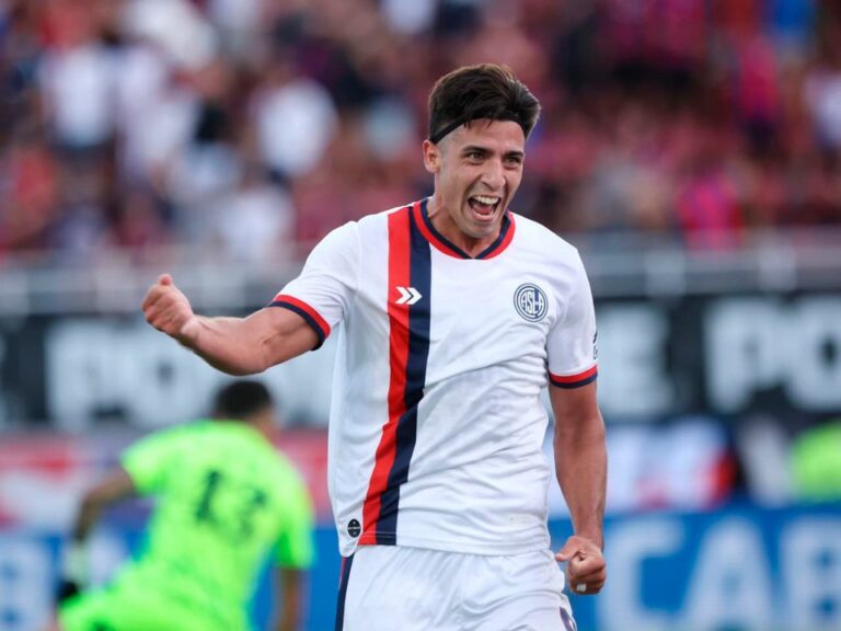 Los equipos de San Lorenzo y Newell's Old Boys en acción durante un partido de fútbol.