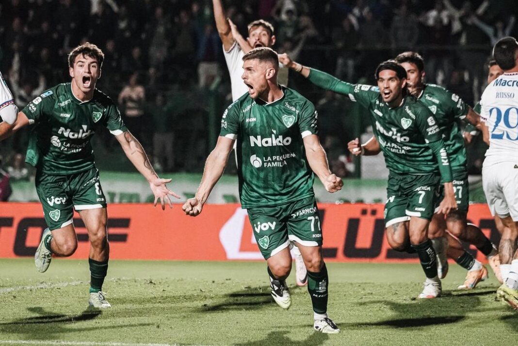 Jugadores de Sarmiento de Junín celebrando un gol en el estadio Eva Perón