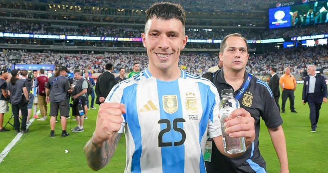Giovani Lo Celso y Lisandro Martínez, jugadores de la Selección Argentina, en acción.