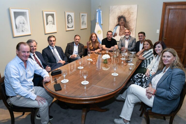 Juan Manuel Olmos, Victoria Tolosa Paz y Guillermo Michel durante un encuentro político