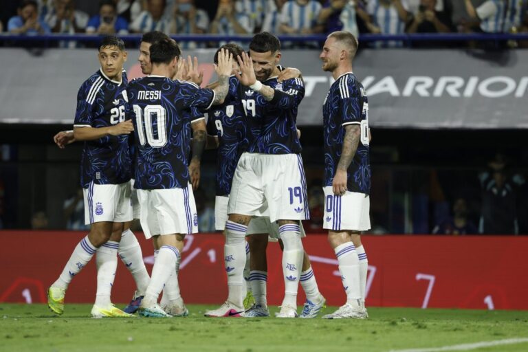Jugadores de la Selección Argentina de fútbol en un partido amistoso.