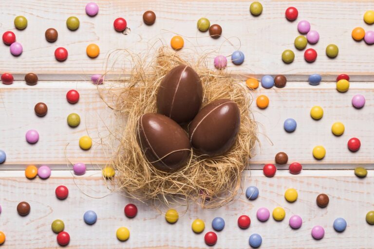 Productos de Semana Santa como roscas y huevos de chocolate en una mesa.