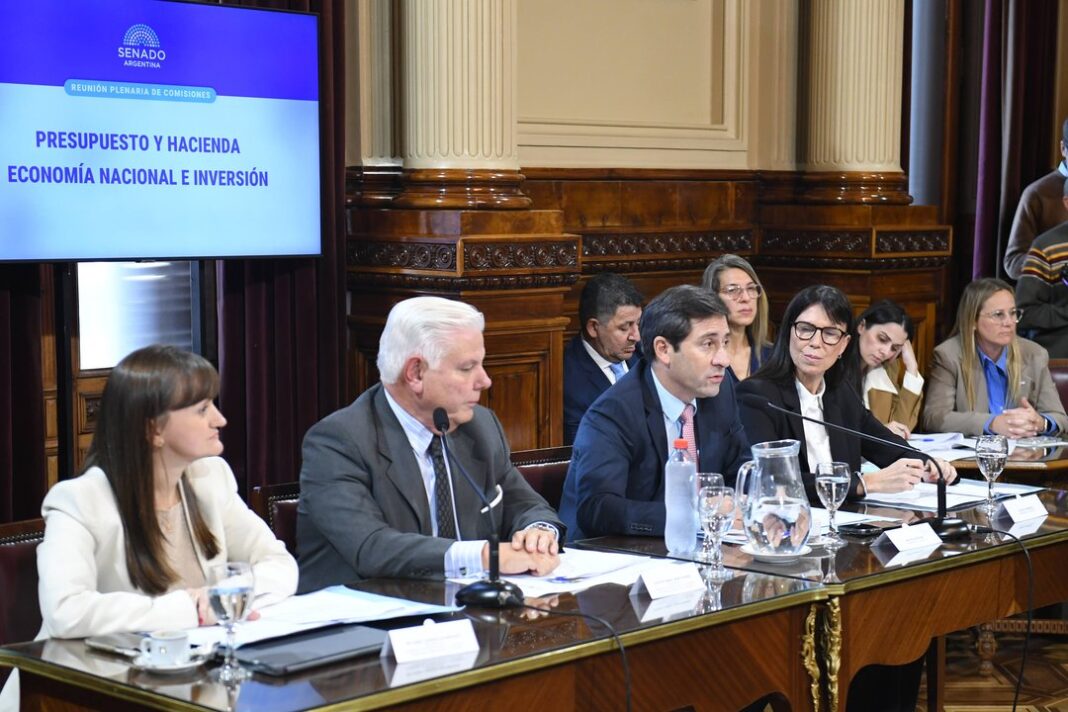 Sesión del Senado argentino con legisladores en sus bancas