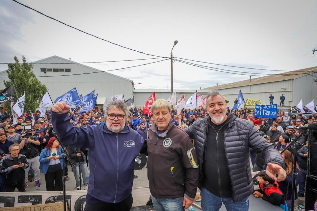 Ilustración de un grupo de personas representando a delegados sindicales en reunión.