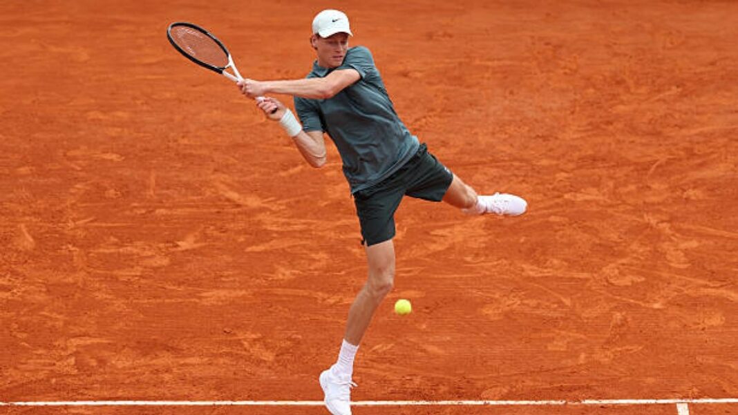 Jannik Sinner compitiendo en el torneo de tenis de Montecarlo.