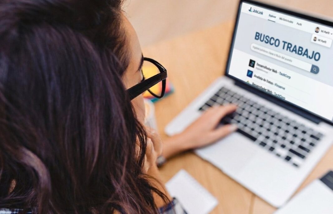 Personas buscando empleo en una oficina