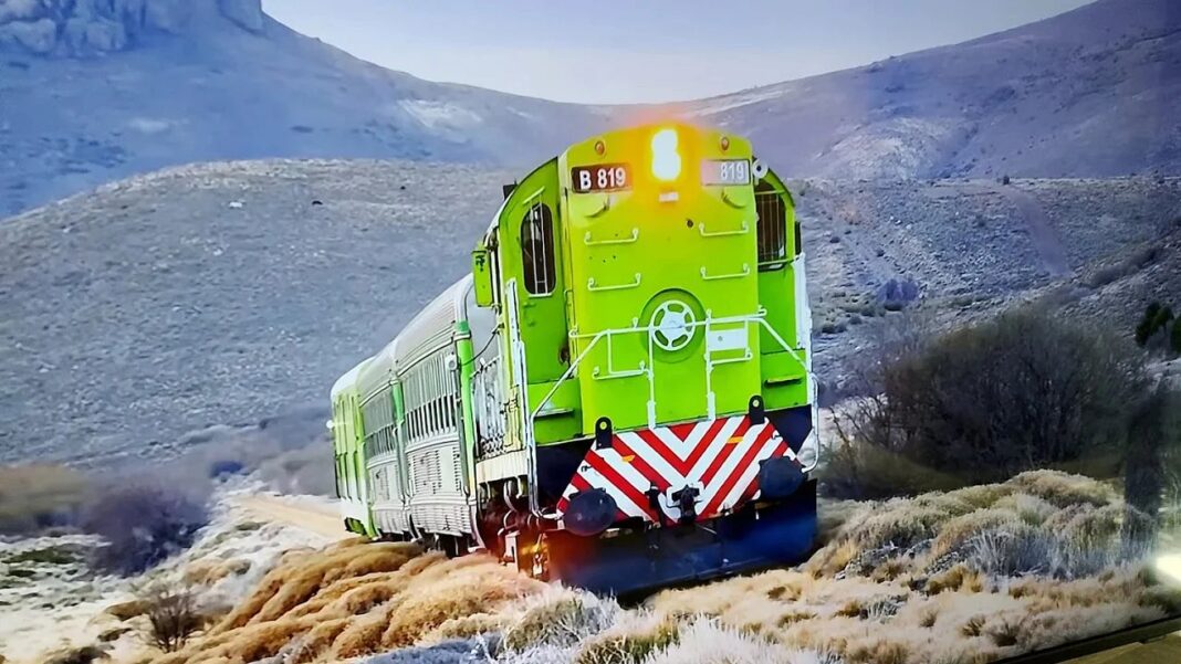 Tren Patagónico atravesando la estepa patagónica