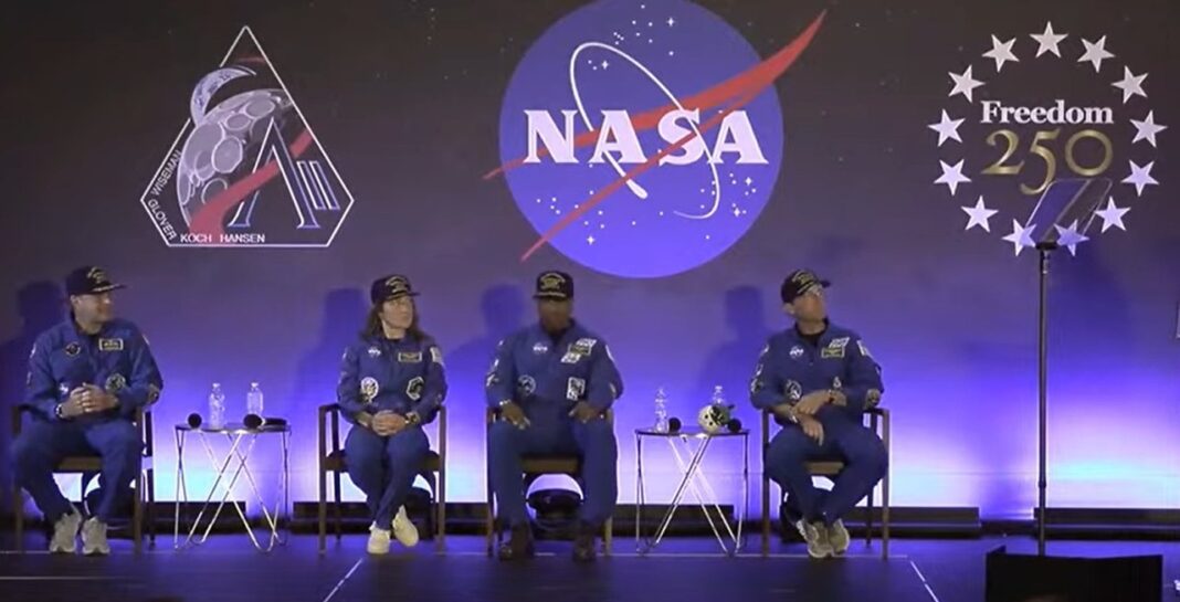 Tripulación de la misión Artemis II de la NASA durante la conferencia de prensa en el Centro Espacial Johnson.