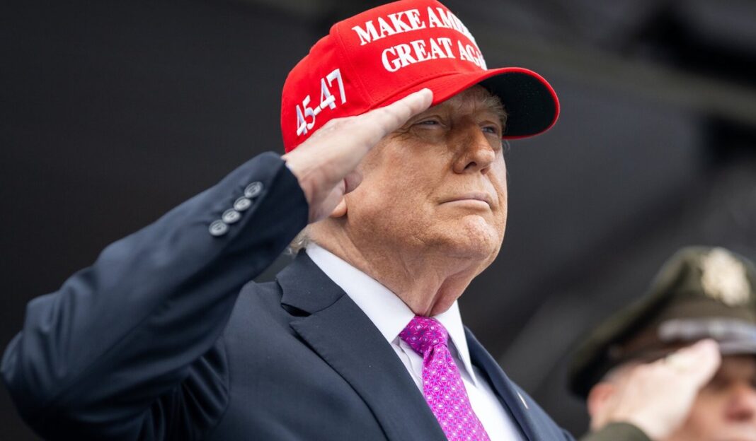 Donald Trump hablando en un mitin o conferencia de prensa.