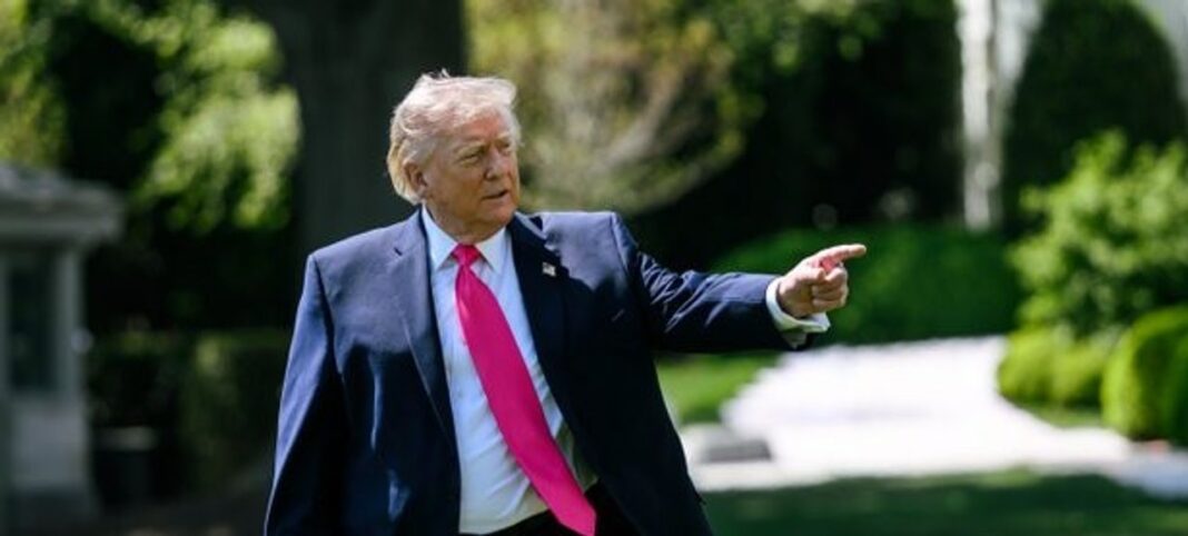 Donald Trump hablando sobre el alto el fuego en Medio Oriente.